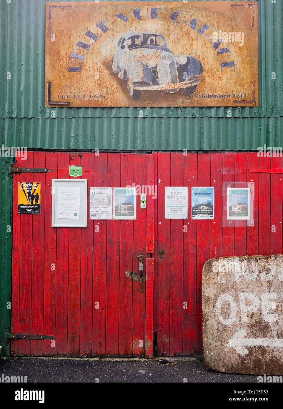Die schrulligen Pinnwand für Kunstveranstaltungen in Laugharne, Carmarthenshire, Wales, UK Stockfoto