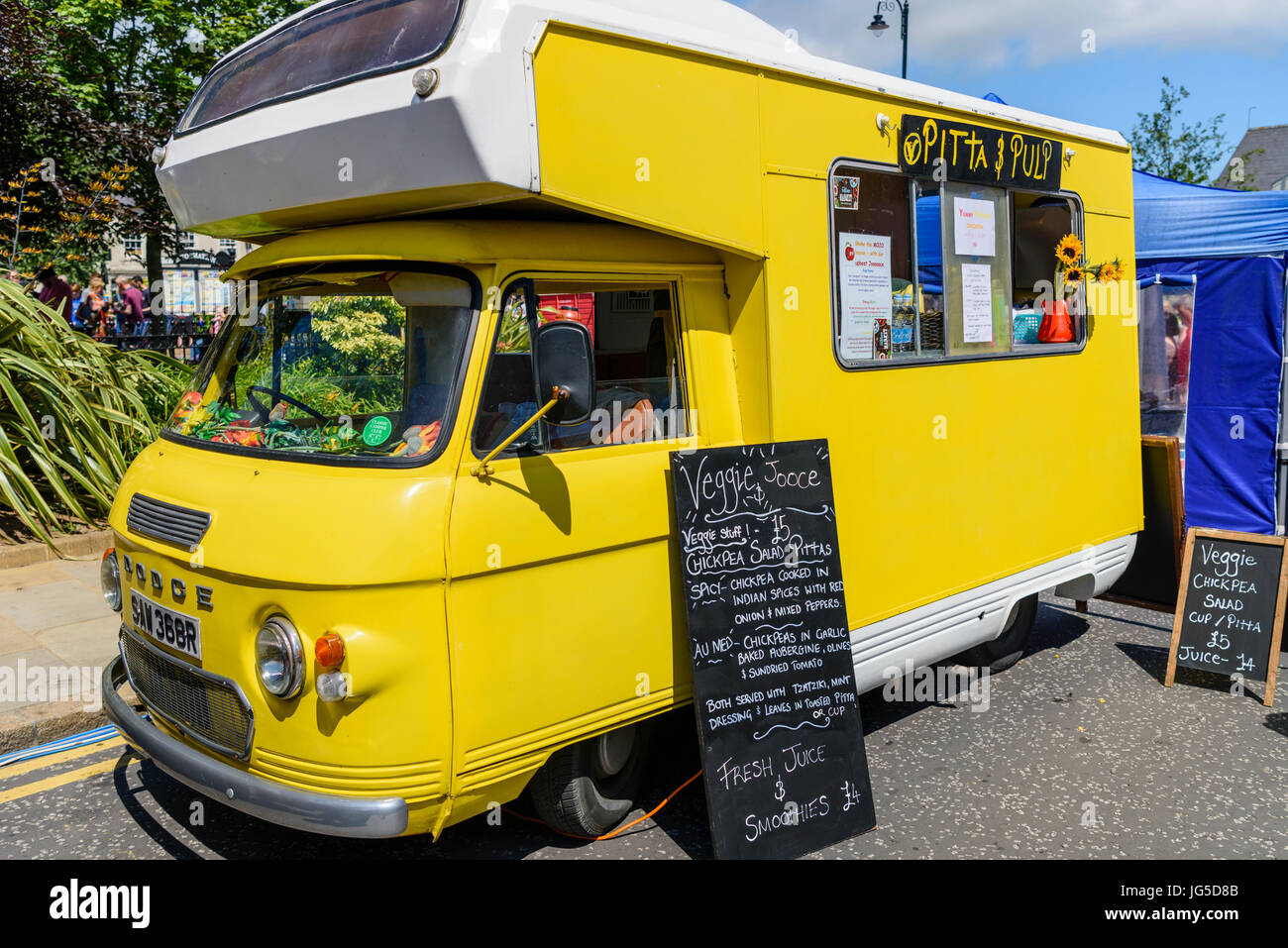 Ein mobiles catering van bietet vegetarische und vegane Speisen. Stockfoto
