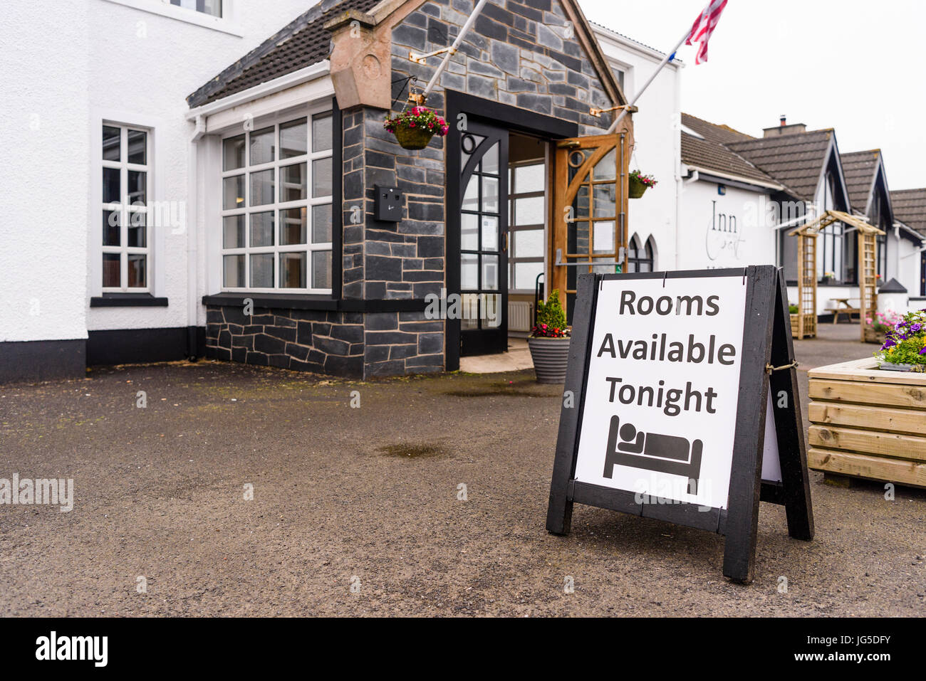 Schild darauf hinweist, dass die Zimmer außerhalb der Inn an der Küste, Portstewart, County Londonderry, Nordirland verfügbar sind. Stockfoto