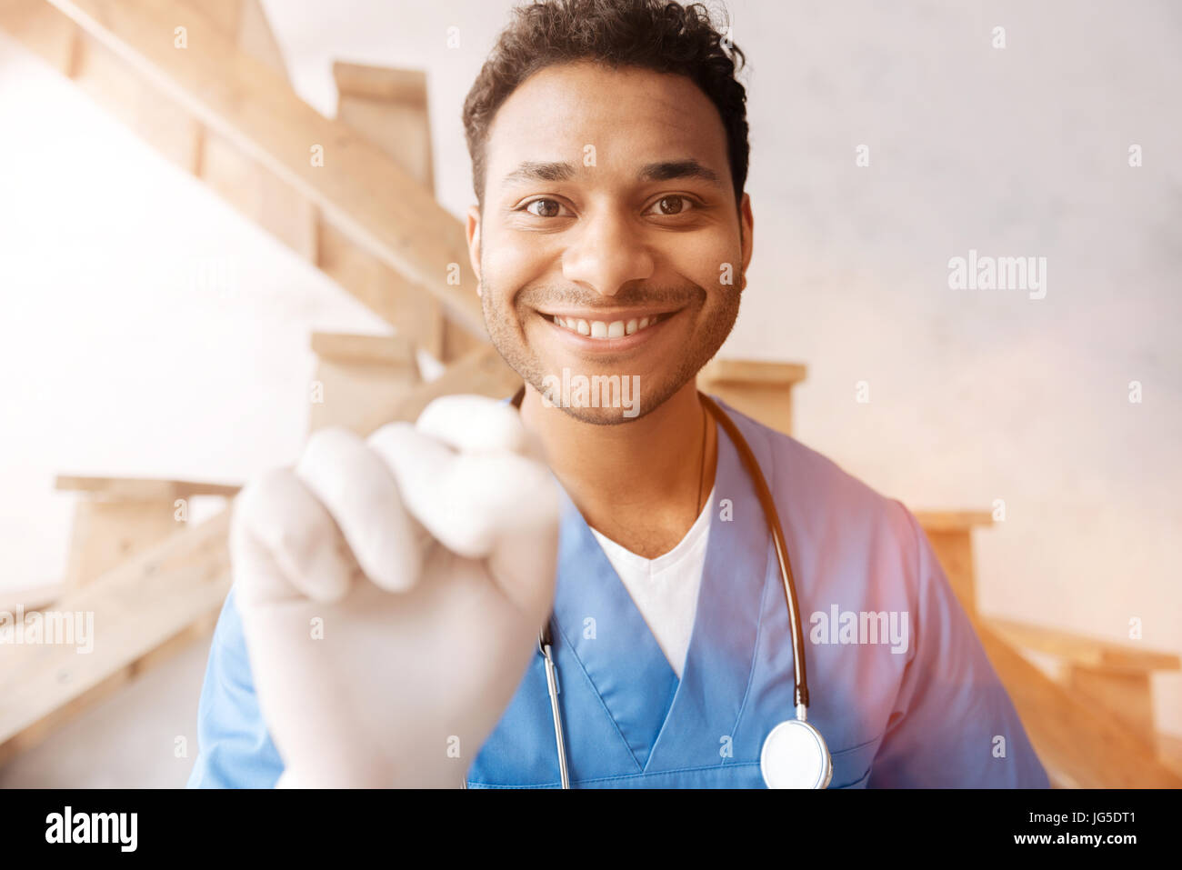 Lächelnder Mann in medizinischen Uniform tun checkup Stockfoto