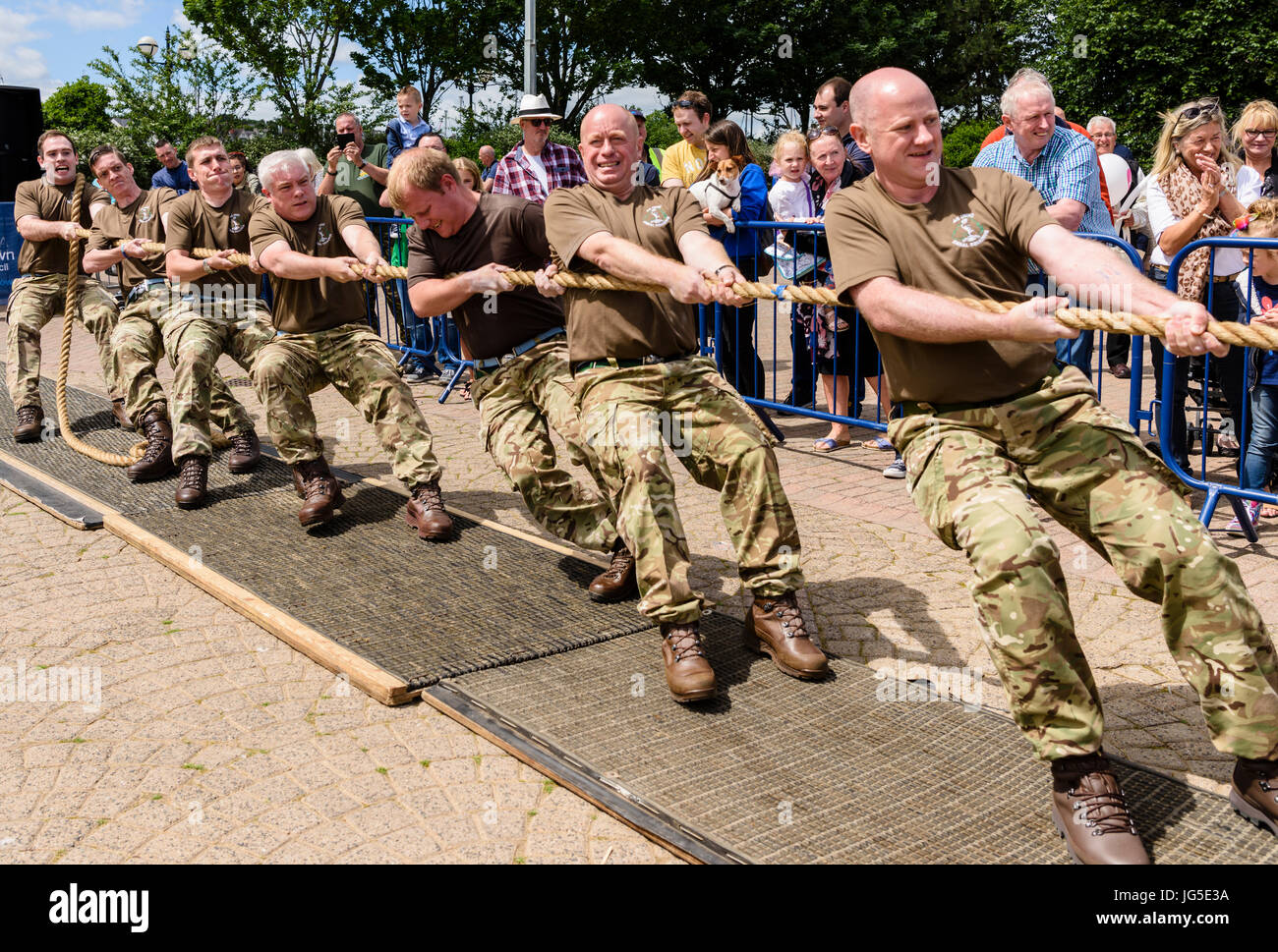 Soldaten nehmen Teil an einem Tug-o-War Stärketest. Stockfoto