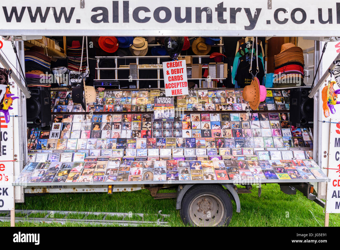Mobiler Marktstand in einem van, Hunderte von Irish Country-Musik-CDs zu verkaufen. Stockfoto