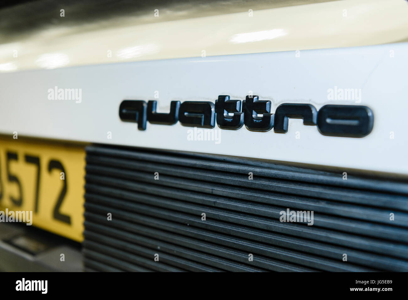 Abzeichen auf dem Boot-Stamm von einem Audi Quattro 4 x 4 vier All Rad Antrieb, Leistung Sportwagen Stockfoto