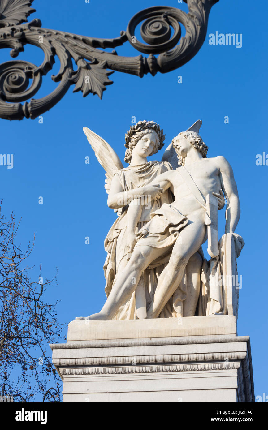 BERLIN, Deutschland, Februar - 13, 2017: Die Statue Nike unterstützt die Verwundeten Krieger auf der Schlossbrücke (Schlossbruecke) von Ludwig Wilhelm Wichmann, 1 Stockfoto