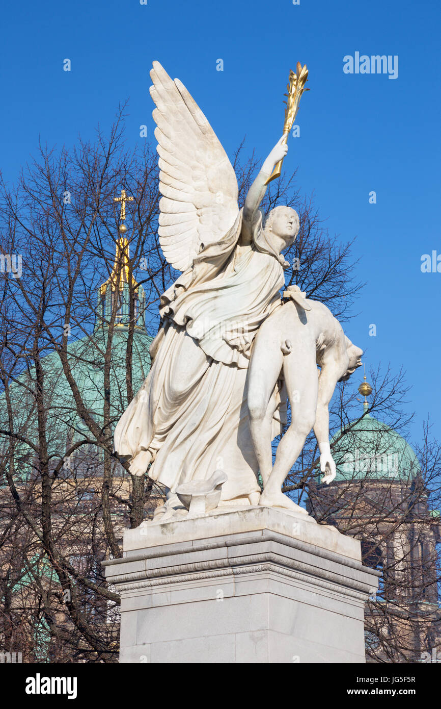 BERLIN, Deutschland, Februar - 13, 2017: Die Statue auf der Schlossbrücke (Schlossbruecke) in Berlin - Nike nimmt den gefallenen Helden in den Olymp von August Wre Stockfoto