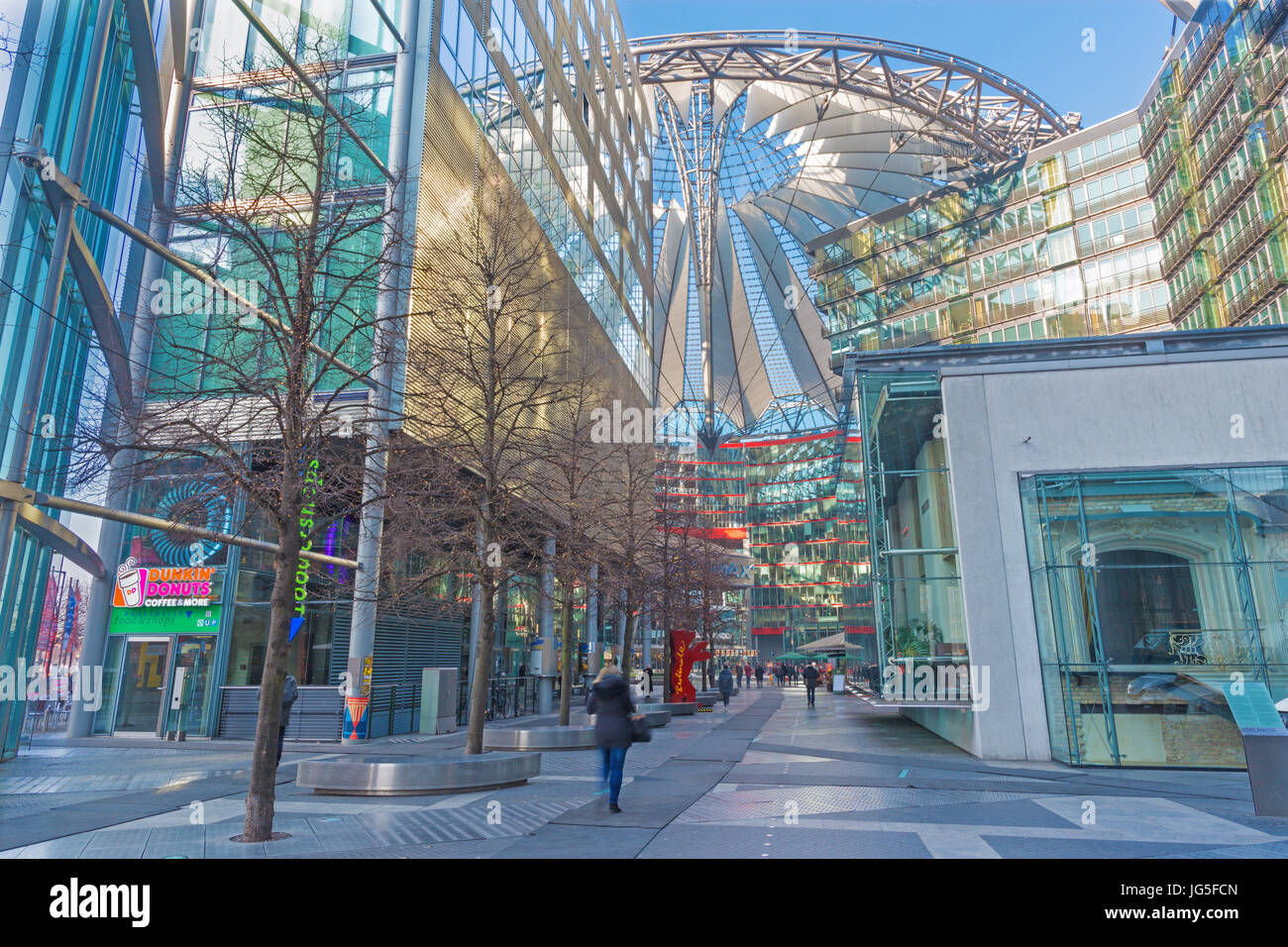 BERLIN, Deutschland, Februar - 15, 2017: Das Sony-Center in Morgen. Das Zentrum wurde entworfen von Helmut Jahn und Peter Walker als Landschaftsarchitekt und Stockfoto