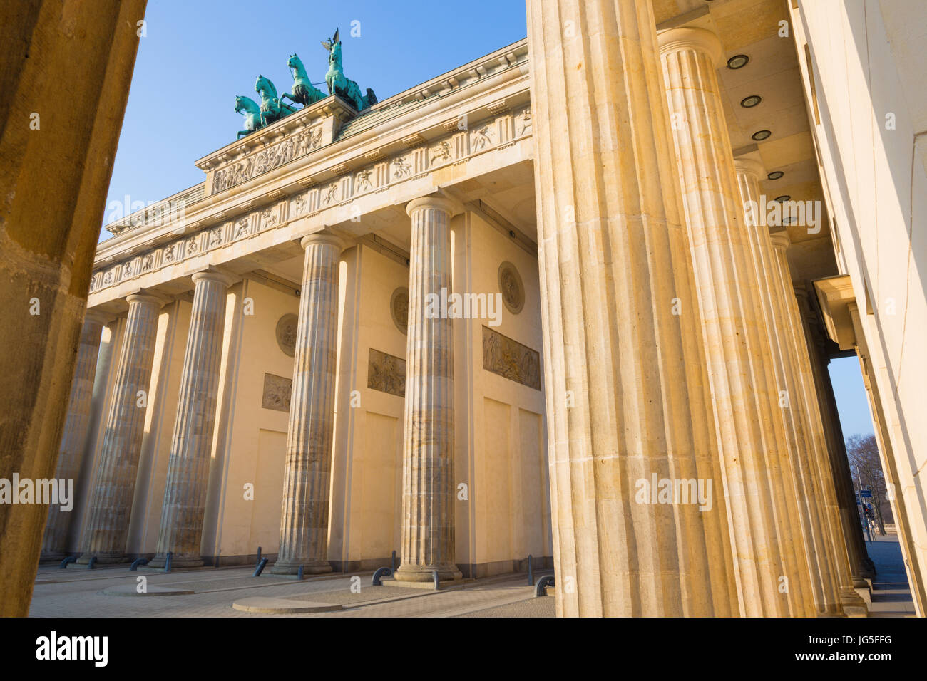 BERLIN, Deutschland, Februar - 13, 2017: Das Brandenburger Tor im Morgenlicht. Stockfoto