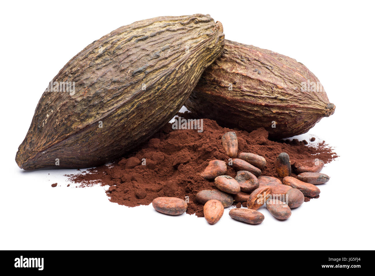 Haufen von dunklen Kakaopulver mit Kakaobohnen auf weißem Hintergrund Stockfoto