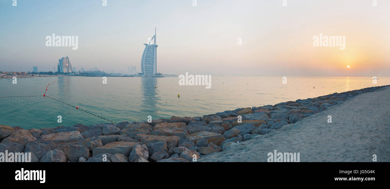 DUBAI, Vereinigte Arabische Emirate - 30. März 2017: Der Abend Skyline mit dem Burj al Arab und Jumeirah Beach Hotels. Stockfoto