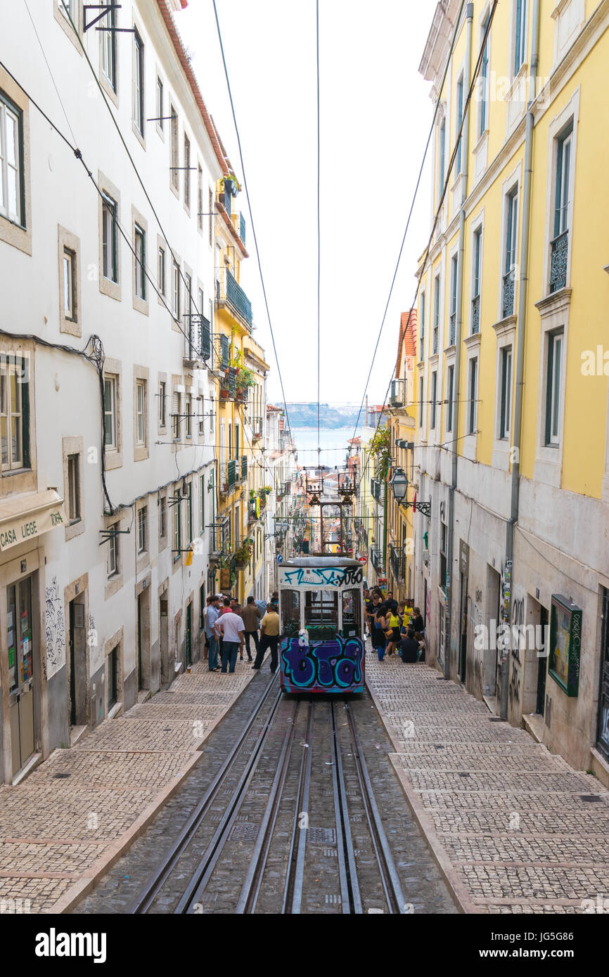 Lissabon, PORTUGAL - Juni 2017 - historische Straße Aufzug Elevador da Bica Stockfoto