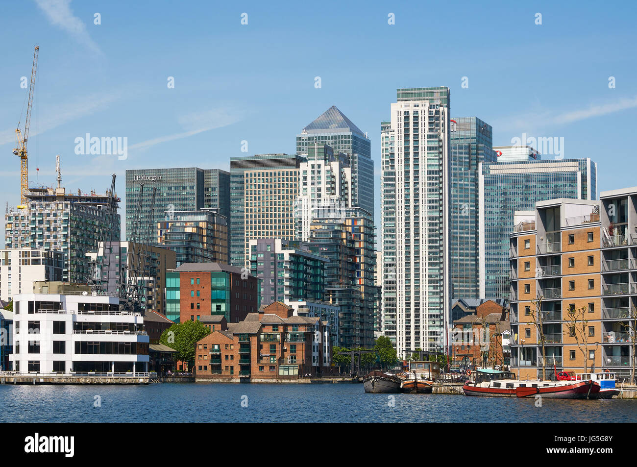 Gebäude in Canary Wharf, Docklands, East London Großbritannien, von Millwall Dock Stockfoto