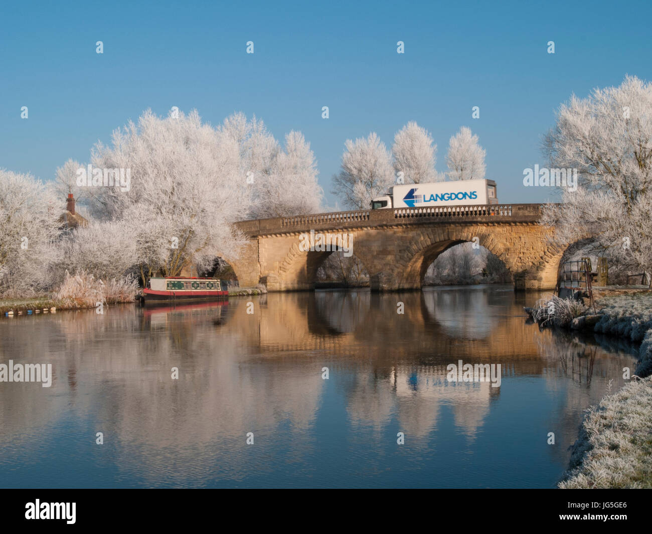 Brücke in einem gefrorenen Winterszene, Oxfordshire, Vereinigtes Königreich Stockfoto