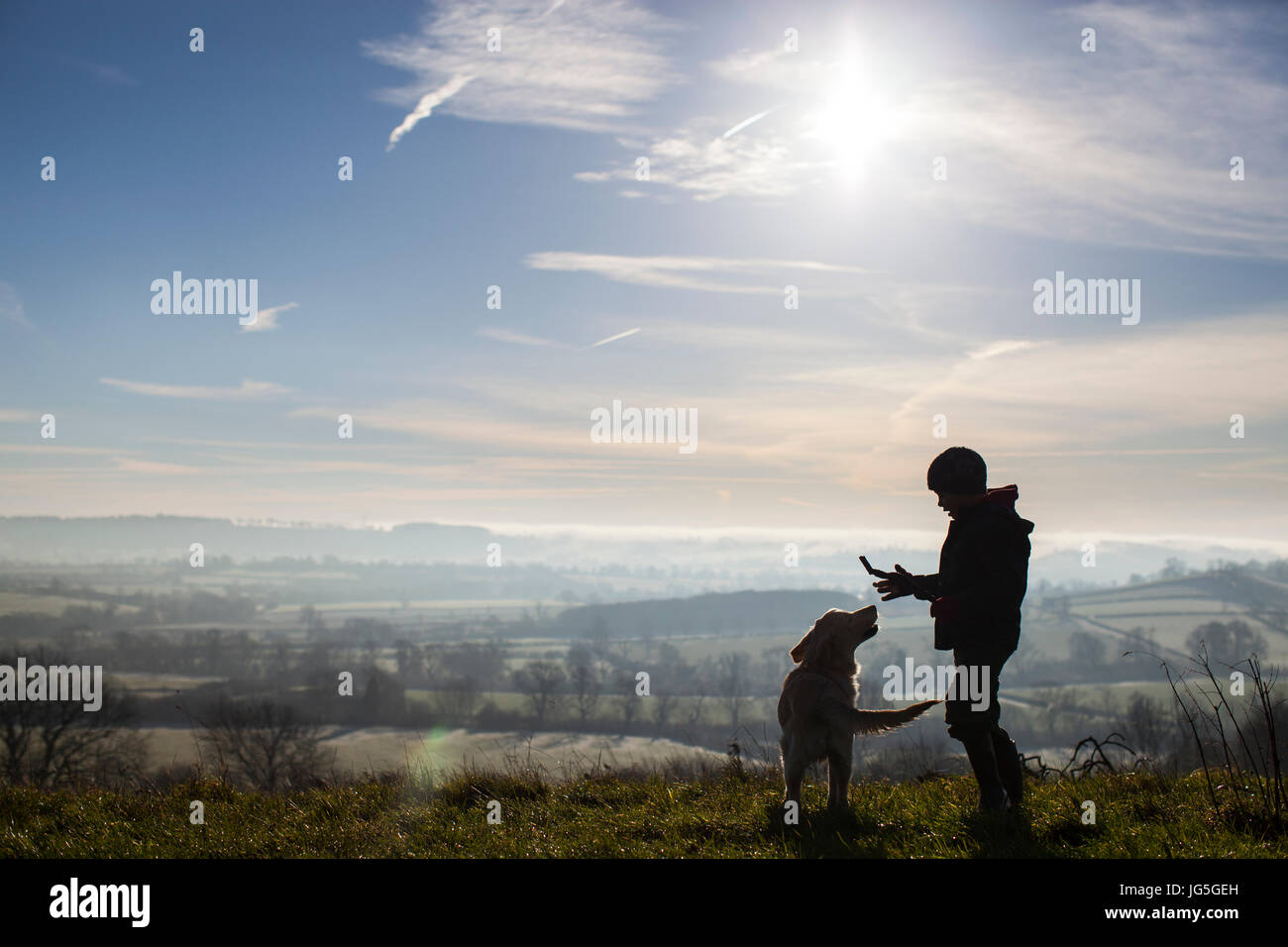 Junge und Hund in eine Winterlandschaft, Leicestershire, UK Stockfoto