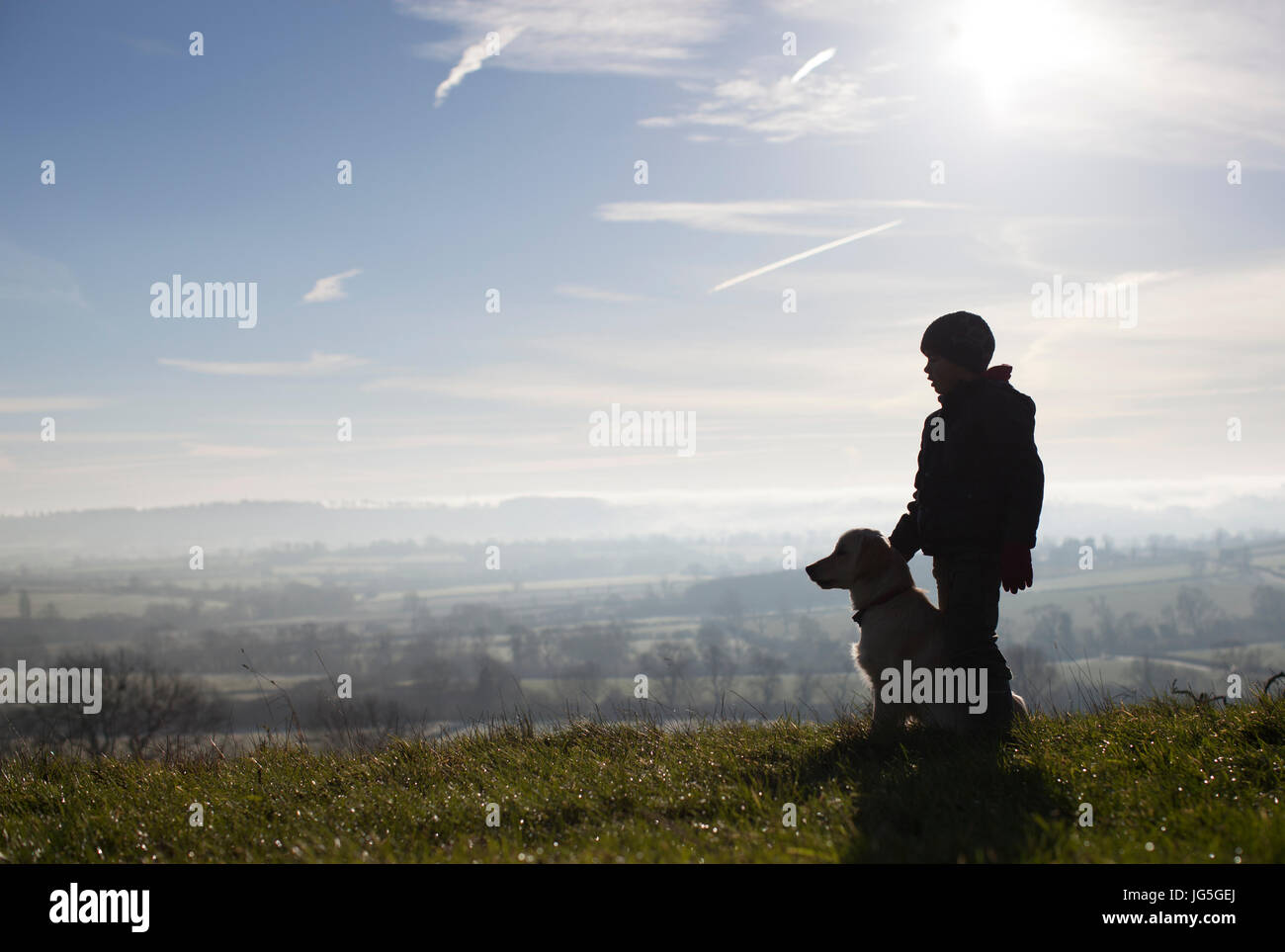 Junge und Hund in eine Winterlandschaft, Leicestershire, UK Stockfoto