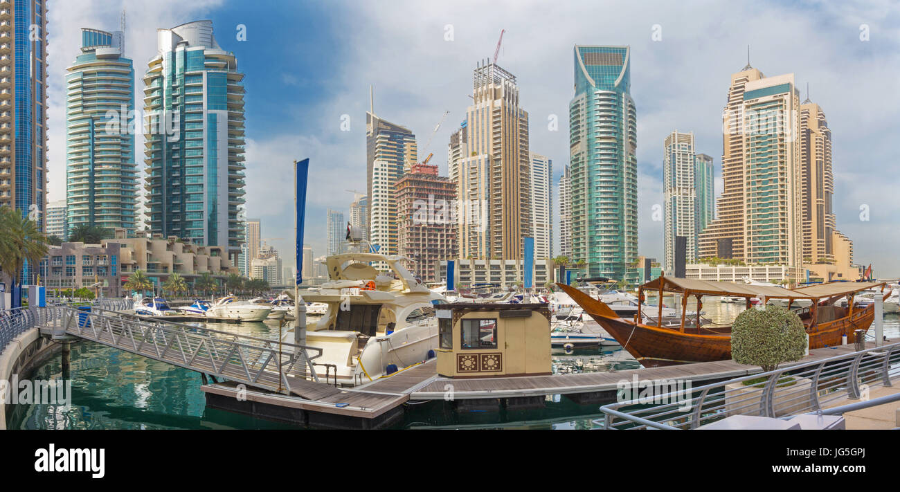 Dubai - das Panorama von Marina und Yachten. Stockfoto