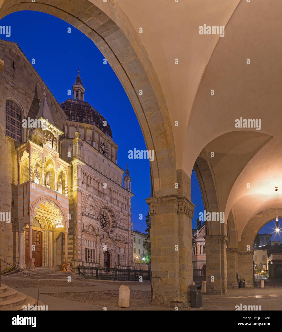 Bergamo - Colleoni Kapelle durch die Kathedrale Santa Maria Maggiore in der oberen Stadt in der Dämmerung. Stockfoto