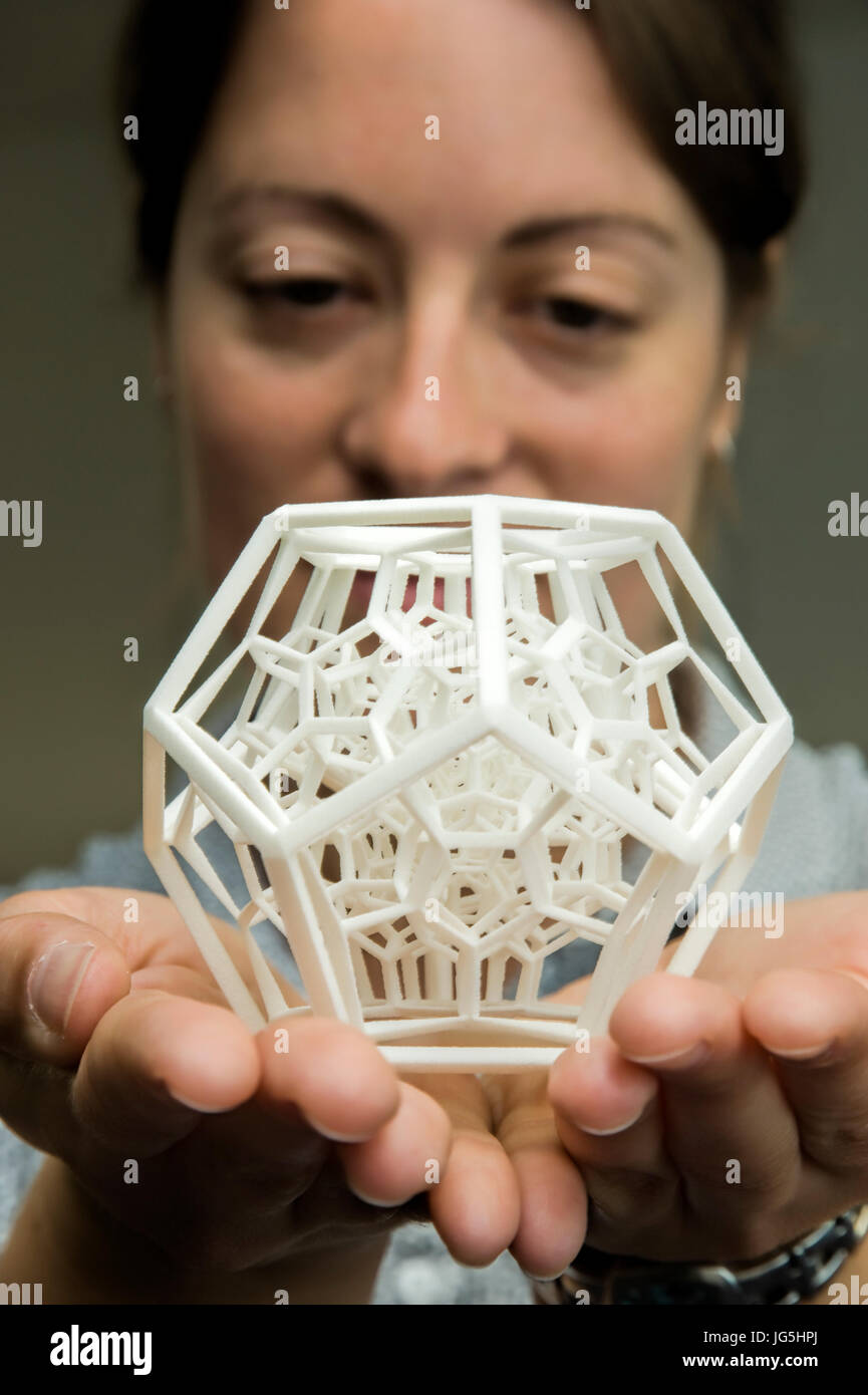 Frau hält Komplexes 3-dimensionale Objekt produziert durch selektives Laser Sintern (SLS). Stockfoto