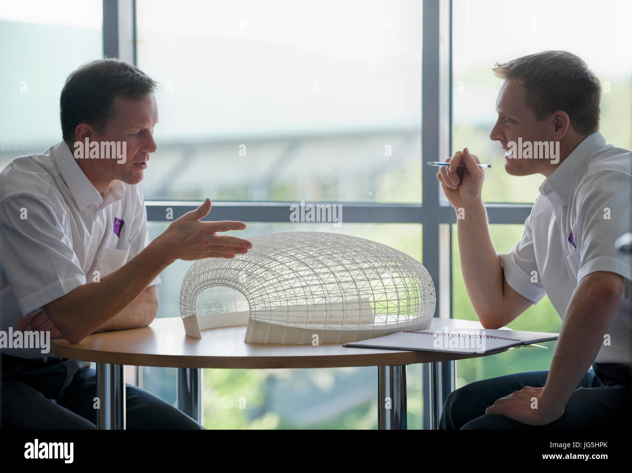 Komplexe 3-dimensionale Objekt produziert durch selektives Laser Sintern (SLS) in der Diskussion. Stockfoto