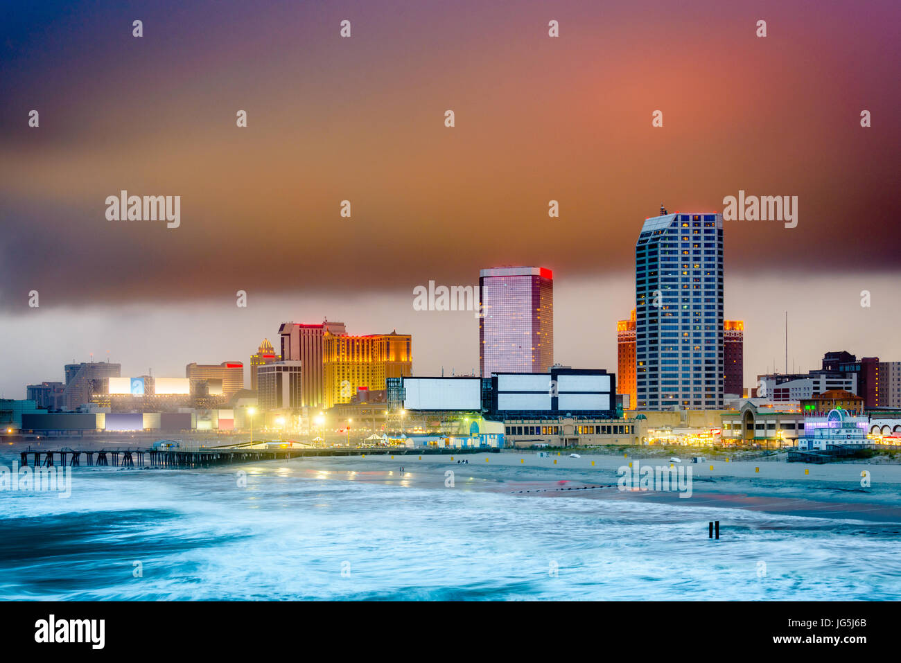 Atlantic City, New Jersey, USA Strand und Skyline mit Gewitterwolken. Stockfoto