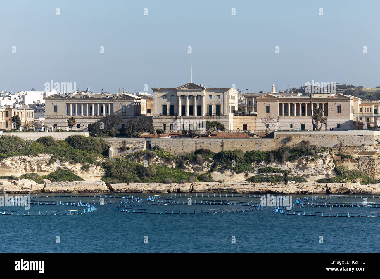Villa Bighi, heute Zentrum für Wissenschaft und Innovation, im vorderen Fischzucht im Meer, Kalkara, The Three Cities, Malta Stockfoto