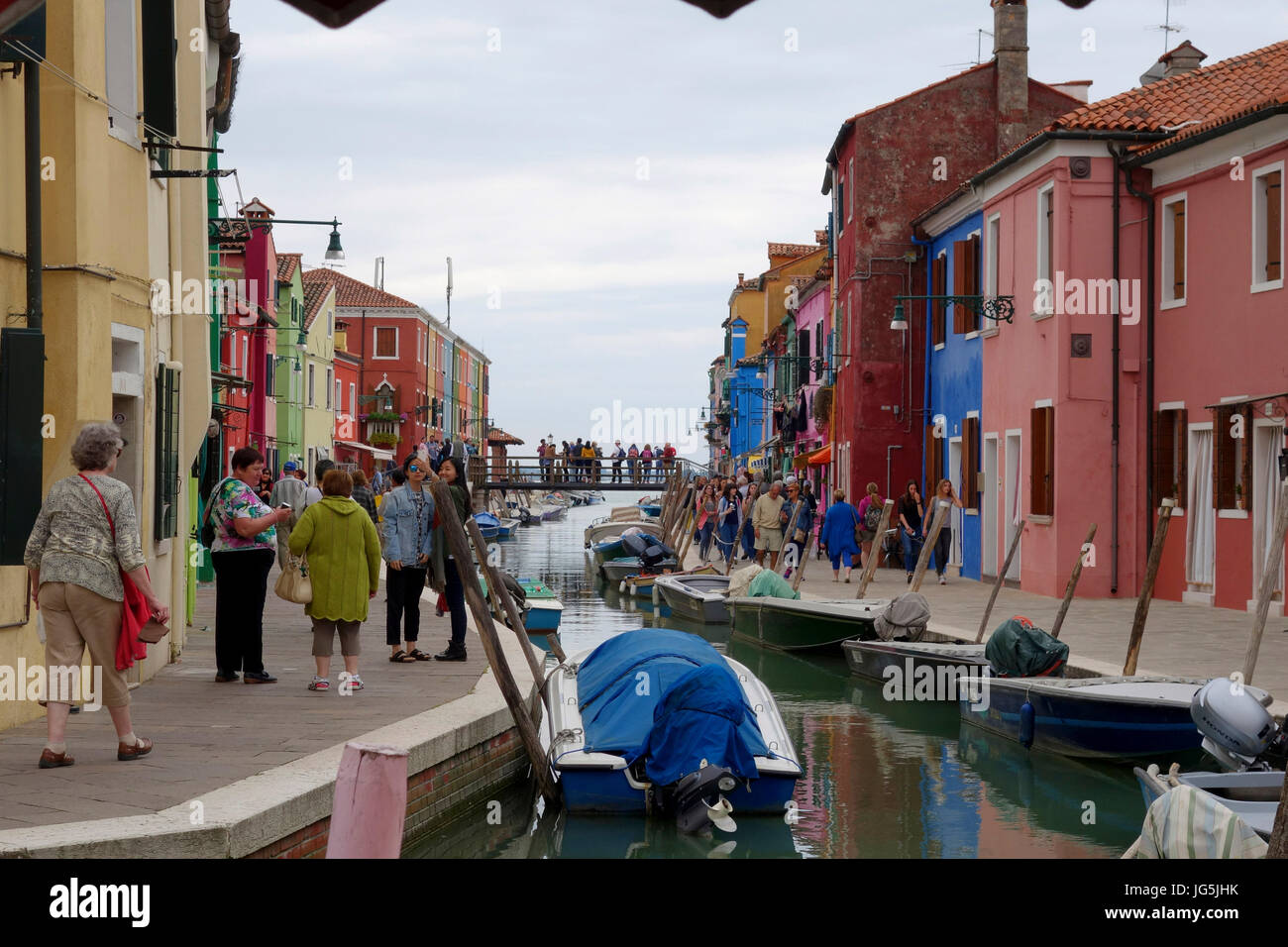 Straßenszene in Fondamenta S Mauro, Insel Burano, Venedig, Italien Stockfoto