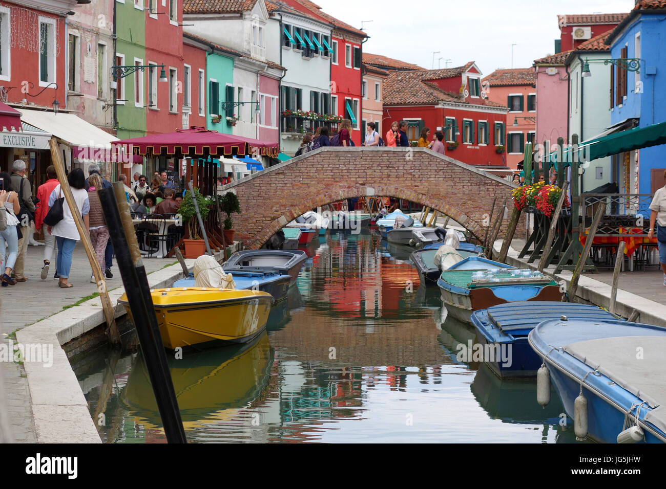 Straßenszene in Fondamenta S Mauro, Insel Burano, Venedig, Italien Stockfoto