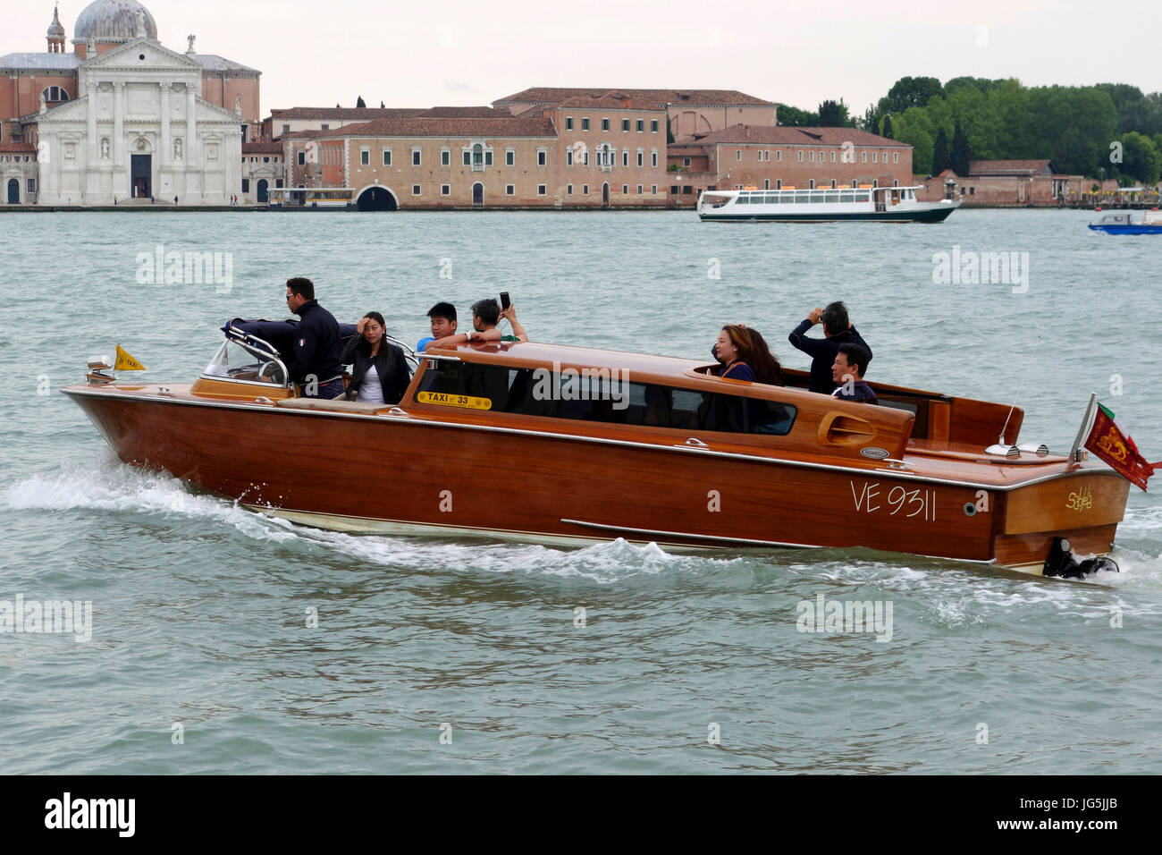 Asiatische Touristen genießen die Fahrt in einem taxi entlang des Canal Grande, Venedig, Italien Stockfoto