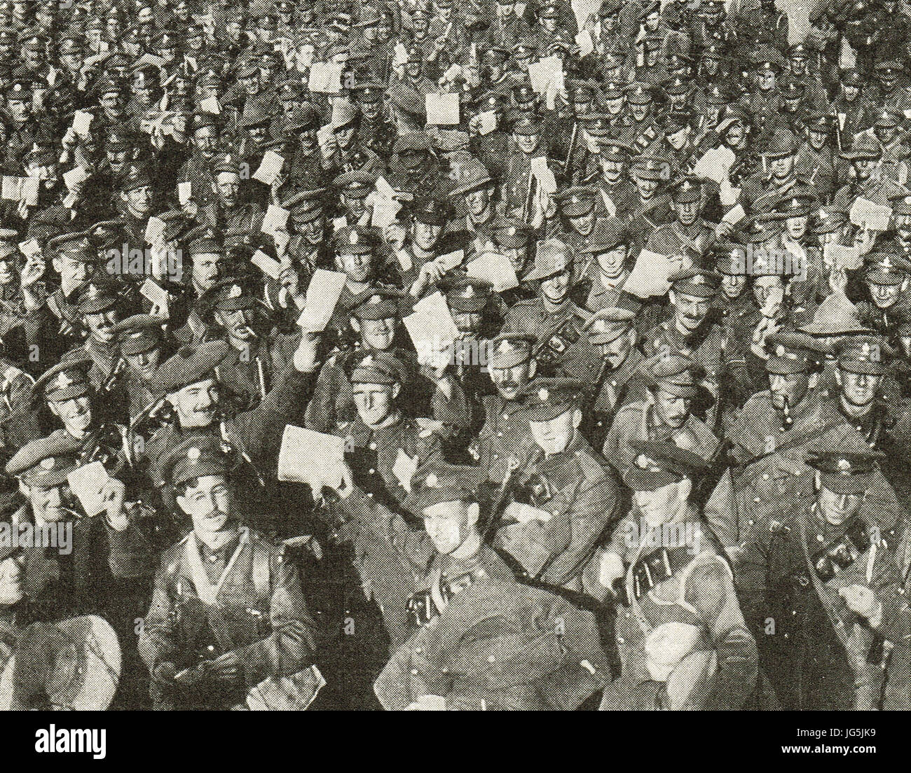 Britische Soldaten winken ihren Urlaub Pässe, 1917 Stockfoto