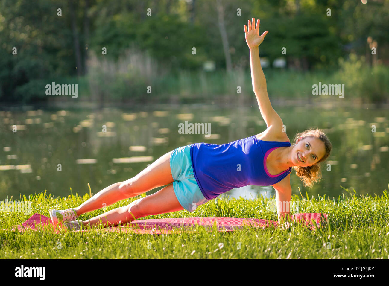 Frau beim Fitness-Training, schlank, sportlich, Talaue Waiblingen, Baden-Württemberg, Deutschland Stockfoto