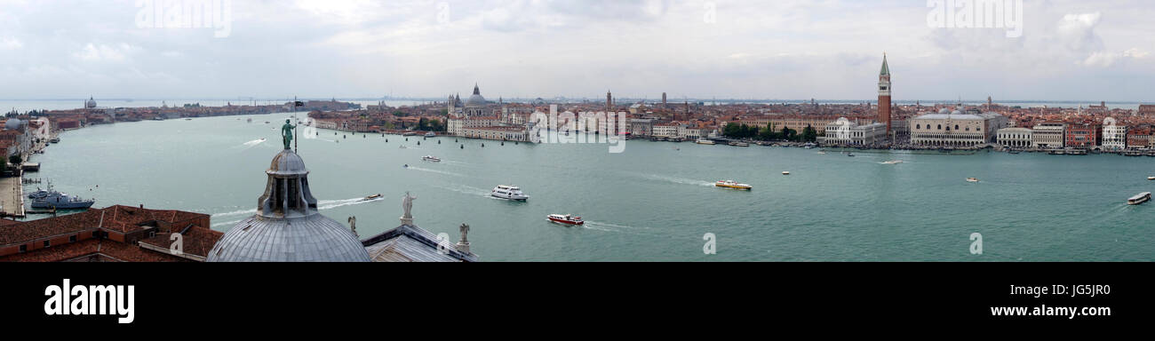 Panoramablick über Venedig von San Giorgio Maggiore Insel mit Palazzo Ducale, Biblioteca Nazionale Marciana und die Kuppel der Chiesa Di San Giorgio Mag Stockfoto