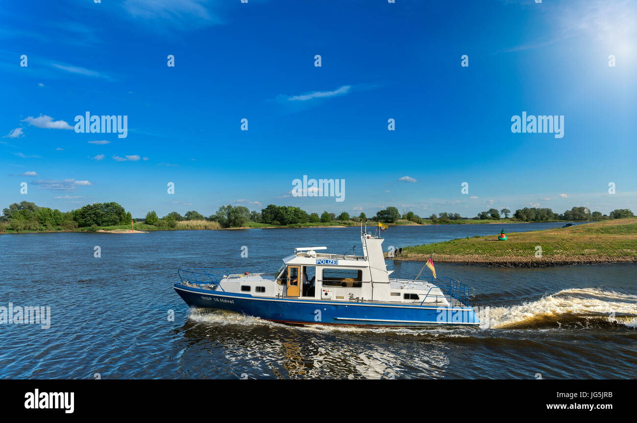 Motorboot von der Wasserschutzpolizei auf der Elbe, in der Nähe von Tangermünde, Sachsen-Anhalt, Deutschland Stockfoto