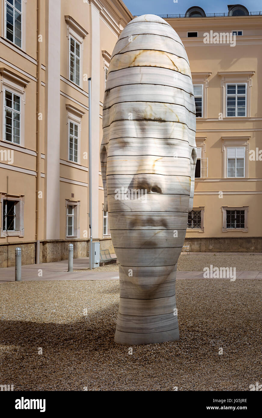 Marmor Skulptur Awilda, Künstler Jaume Plensa, Innenhof der Universität Salzburg, Österreich Stockfoto