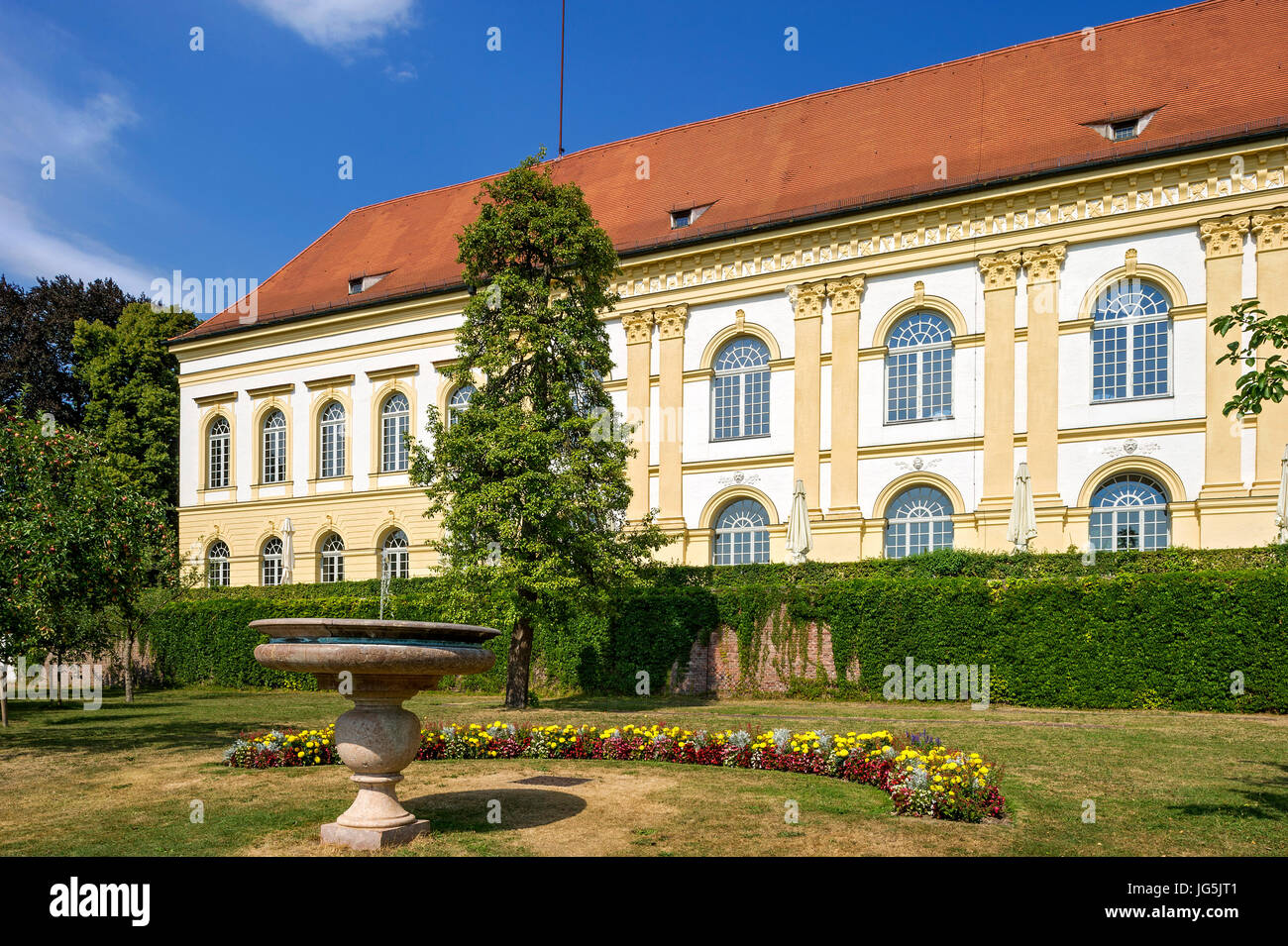 Kleine Fontäne vor Schloss Fassade, Hof, Schlossgarten, Schloss Dachau, Dachau, Upper Bavaria, Bavaria, Germany Stockfoto