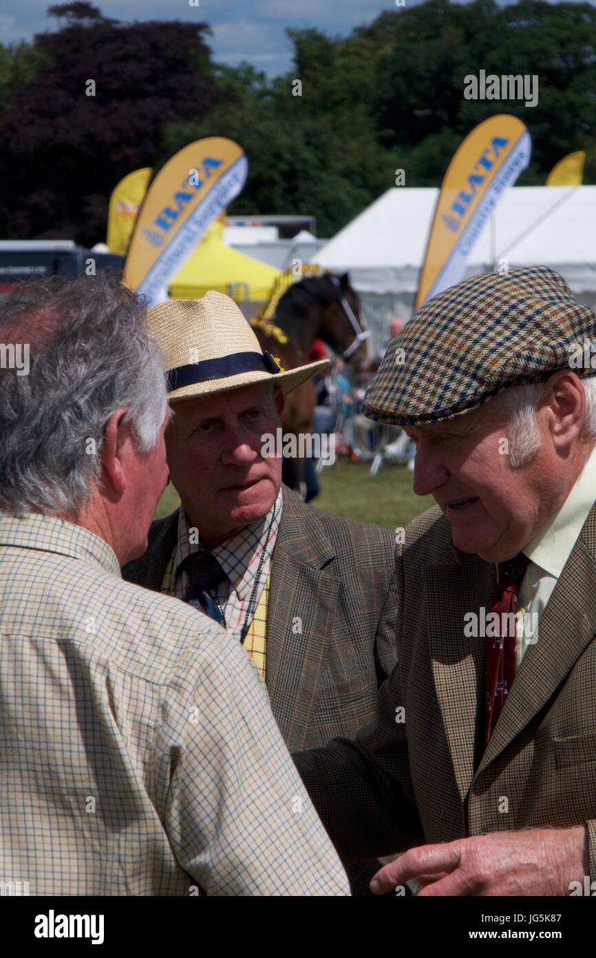 Drei Bauern reden bei Malton Show, Malton, North Yorkshire, UK Stockfoto
