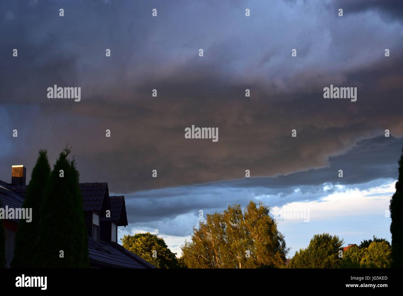 Stürmisches Wetter Mit Dunklen Wolken Und Sonnenschein Stockfoto