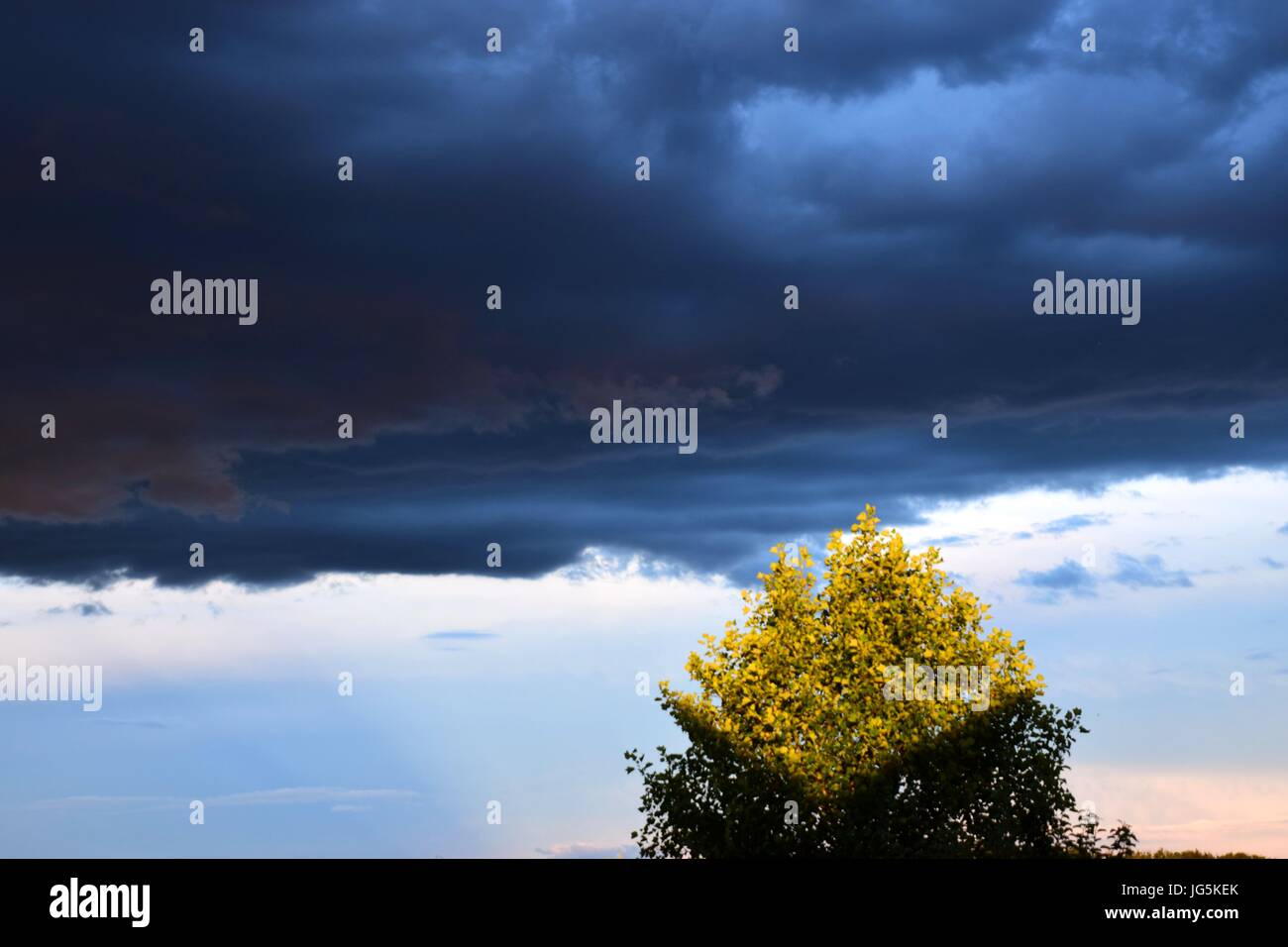 Stürmisches Wetter Mit Dunklen Wolken Und Sonnenschein Stockfoto