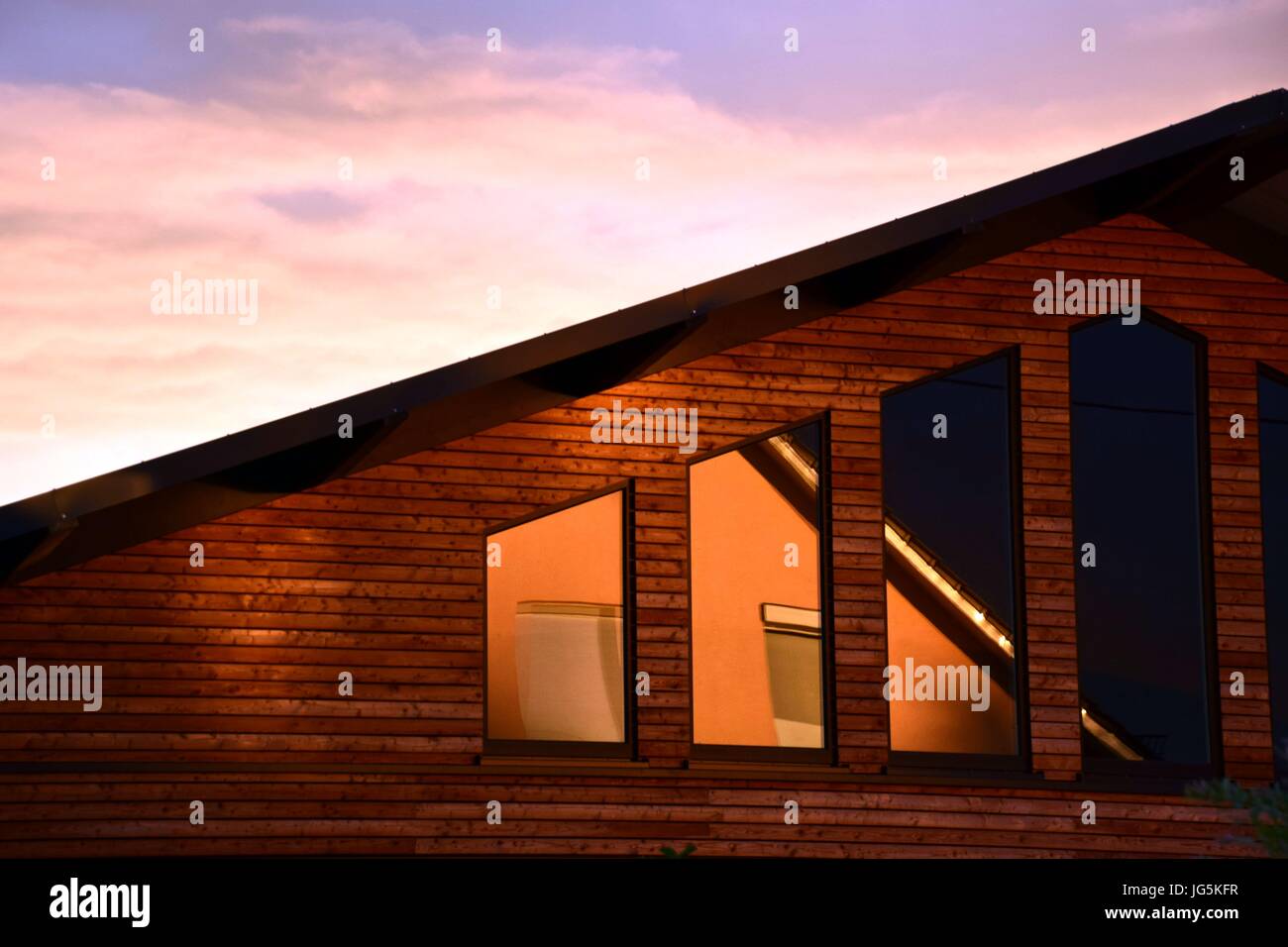 Häuserfassade Mit Fensterfront Und Spiegelungen Stockfoto