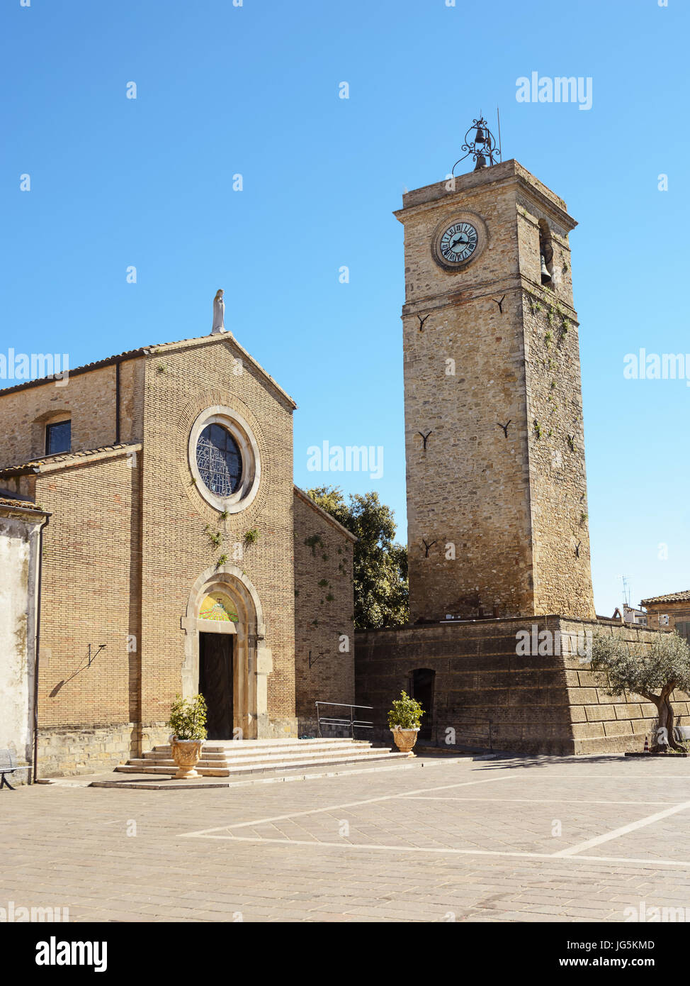 Fassade einer alten romanischen Kirche in Rocca San Giovanni (Italien) Stockfoto