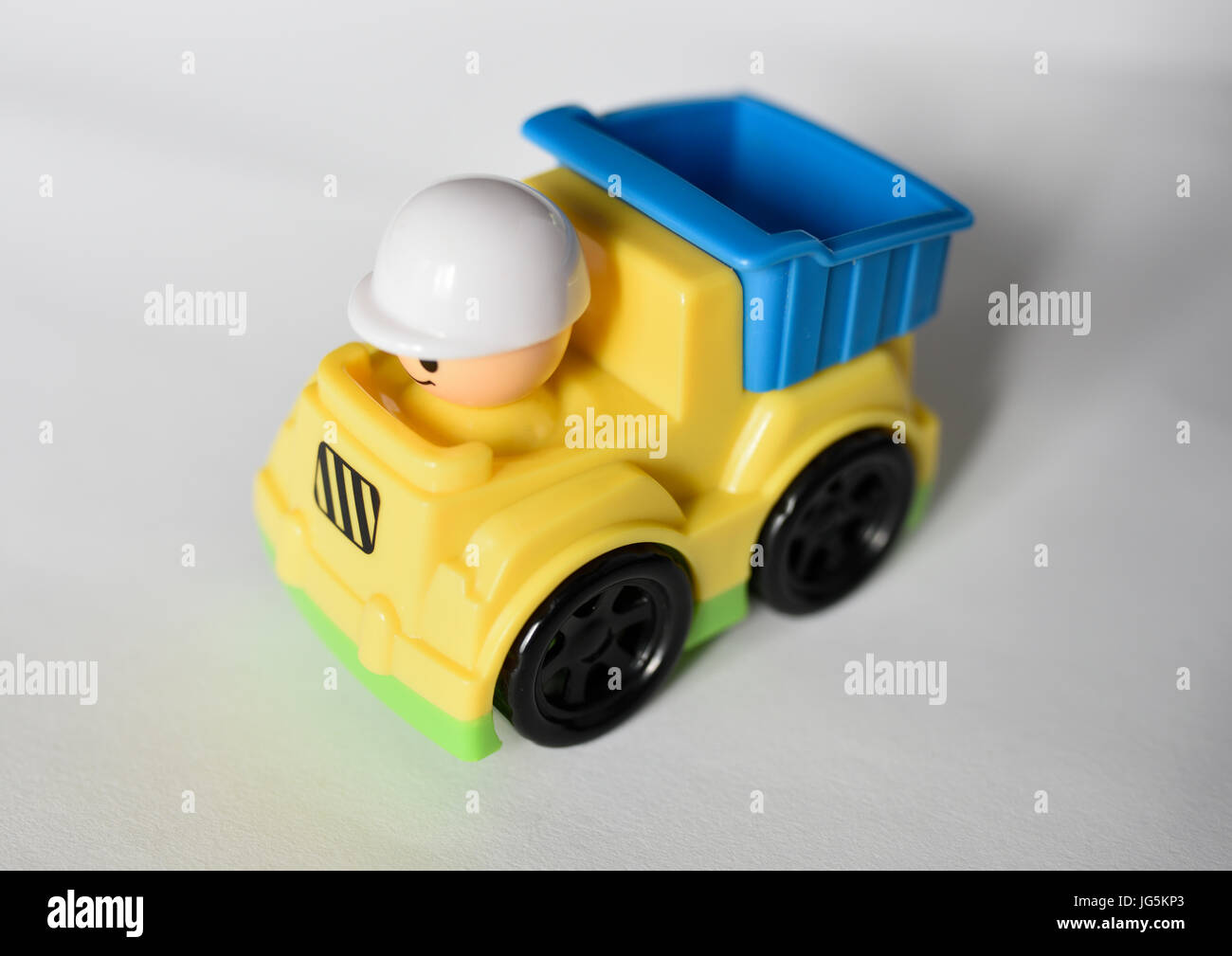 Kunststoff-Spielzeug Kipper LKW mit Fahrer Stockfoto
