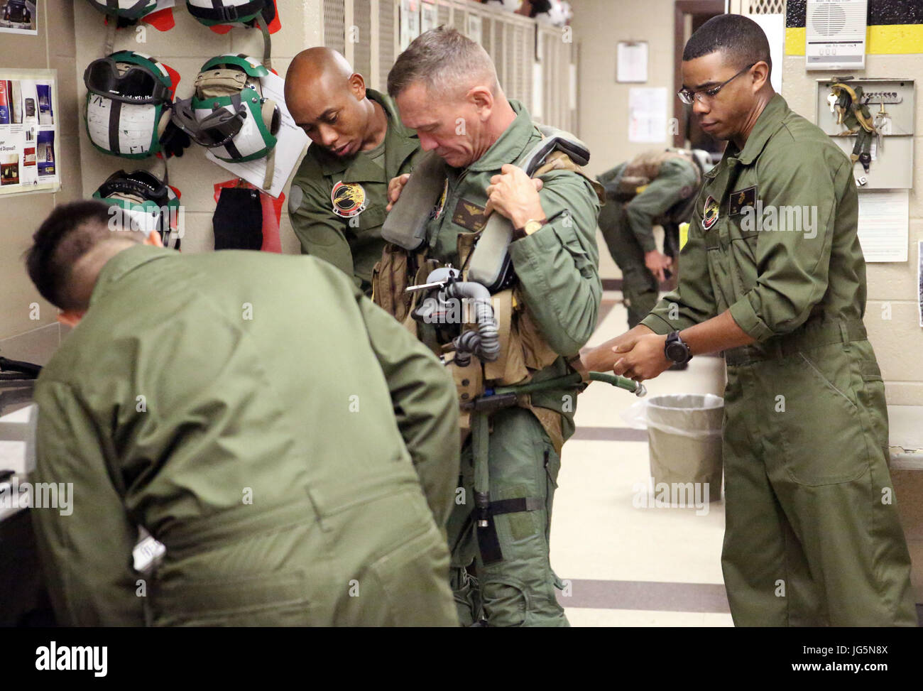 Generalleutnant Jon Davis bereitet sich auf einen Flug mit Marine Attack Training Squadron 203 im Marine Corps Air Station Cherry Point, North Carolina, 30. Juni 2017. Davis war von Juli 2010 bis Mai 2012 den kommandierenden General der 2. Marine Aircraft Wing. Davis ist der stellvertretende Kommandant für die Luftfahrt. VMAT-203 ist Marine Aircraft Gruppe 14, 2. Marine Aircraft Wing zugeordnet. (Foto: U.S. Marine Corps Lance Cpl. Justin Roux / veröffentlicht) Stockfoto