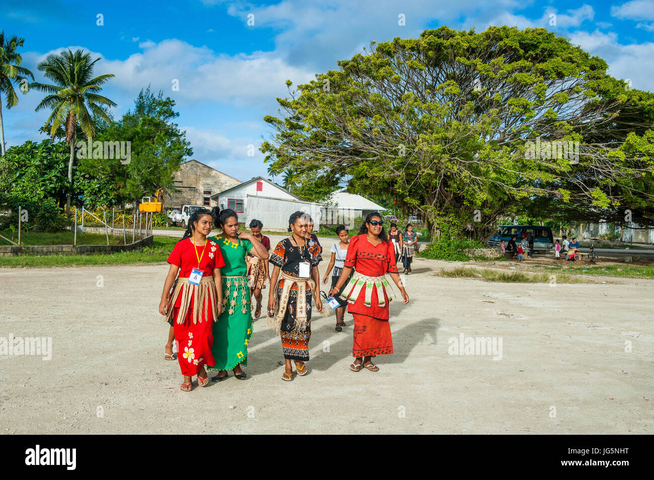 Traditionell gekleidete Frauen warten auf den Beginn der Inselspiele in Ha´apai, Haapai, Inseln, Tonga, Südpazifik Stockfoto