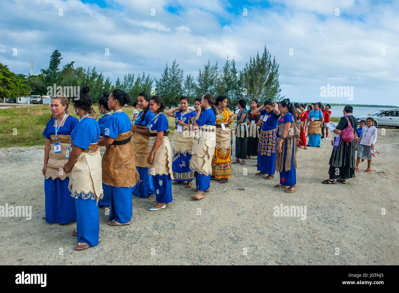 Traditionell gekleidete Frauen warten auf den Beginn der Inselspiele in Ha´apai, Haapai, Inseln, Tonga, Südpazifik Stockfoto
