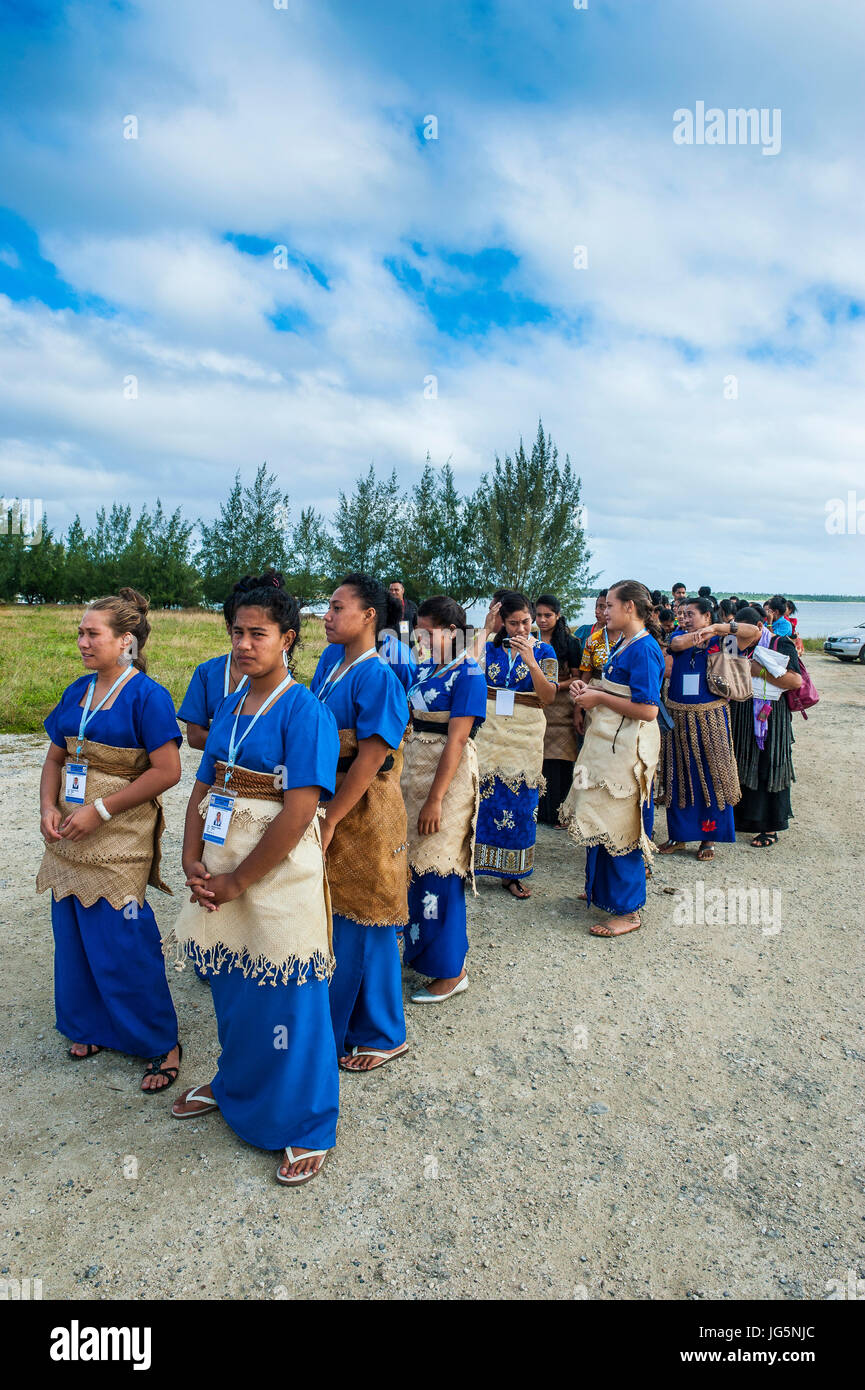 Traditionell gekleidete Frauen warten auf den Beginn der Inselspiele in Ha´apai, Haapai, Inseln, Tonga, Südpazifik Stockfoto