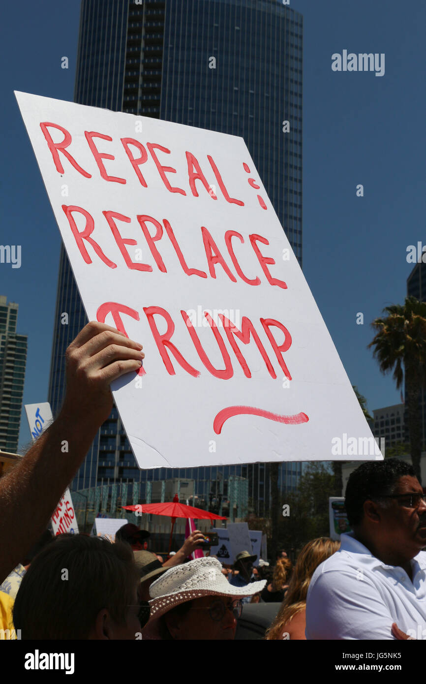 Ein Zeichen, roten Buchstaben auf weißem Poster, hielt eigenhändig "Aufhebung ersetzen Trump," auf dem Impeachment-Marsch in San Diego, CA, 2. Juli 2017, blauer Himmel. Stockfoto