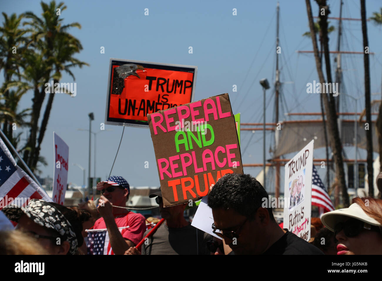 Anzeichen von der Anklage März in San Diego, Kalifornien, 2. Juli 2017: "Trump ist unamerikanisch" und "Aufhebung und ersetzen Trump" leuchtend Orange und Pink gehalten. Stockfoto