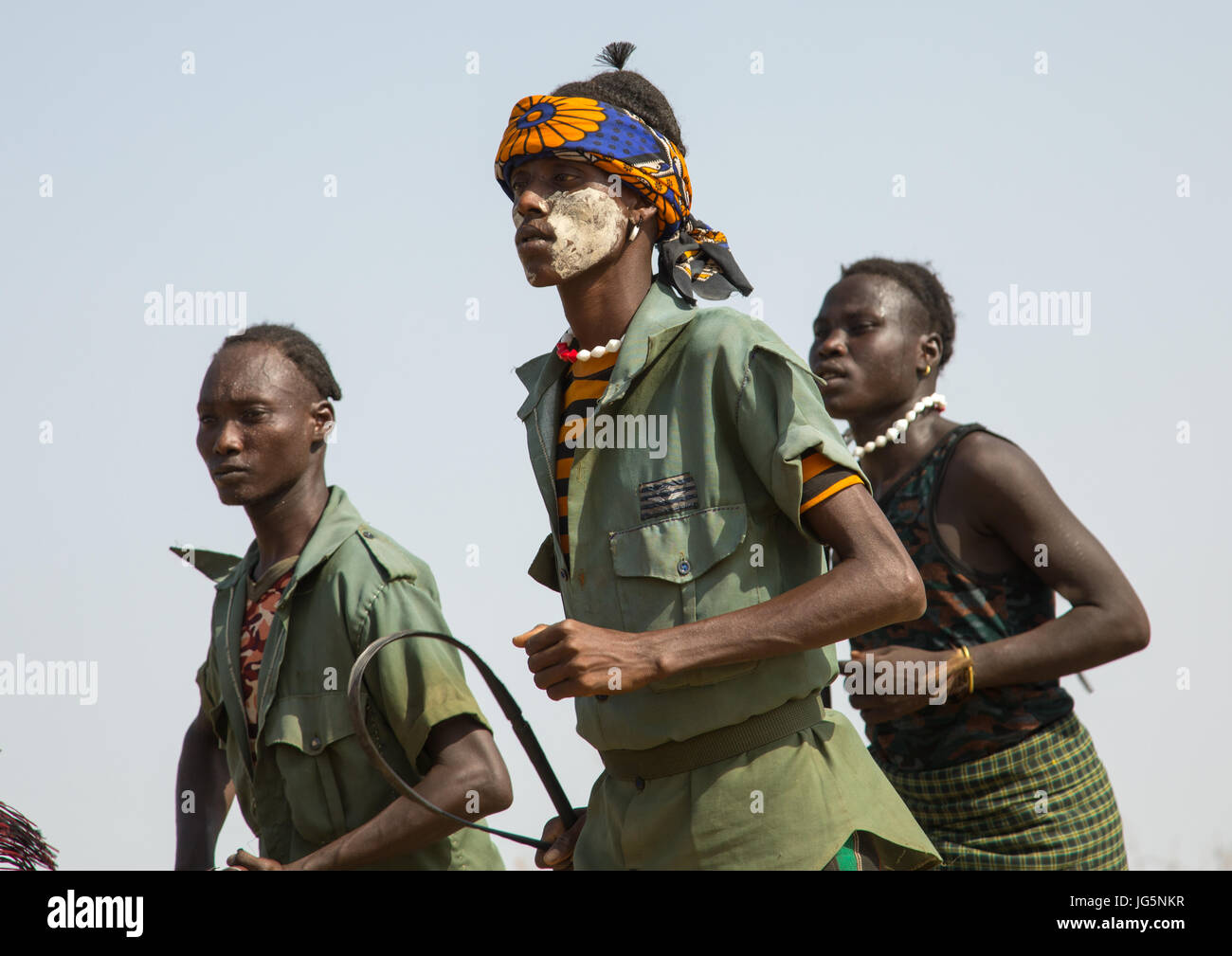 Männer mit Waffen während der Zeremonie stolz Ochsen in den Dassanech Stamm, Turkana County, Omorate, Äthiopien Stockfoto