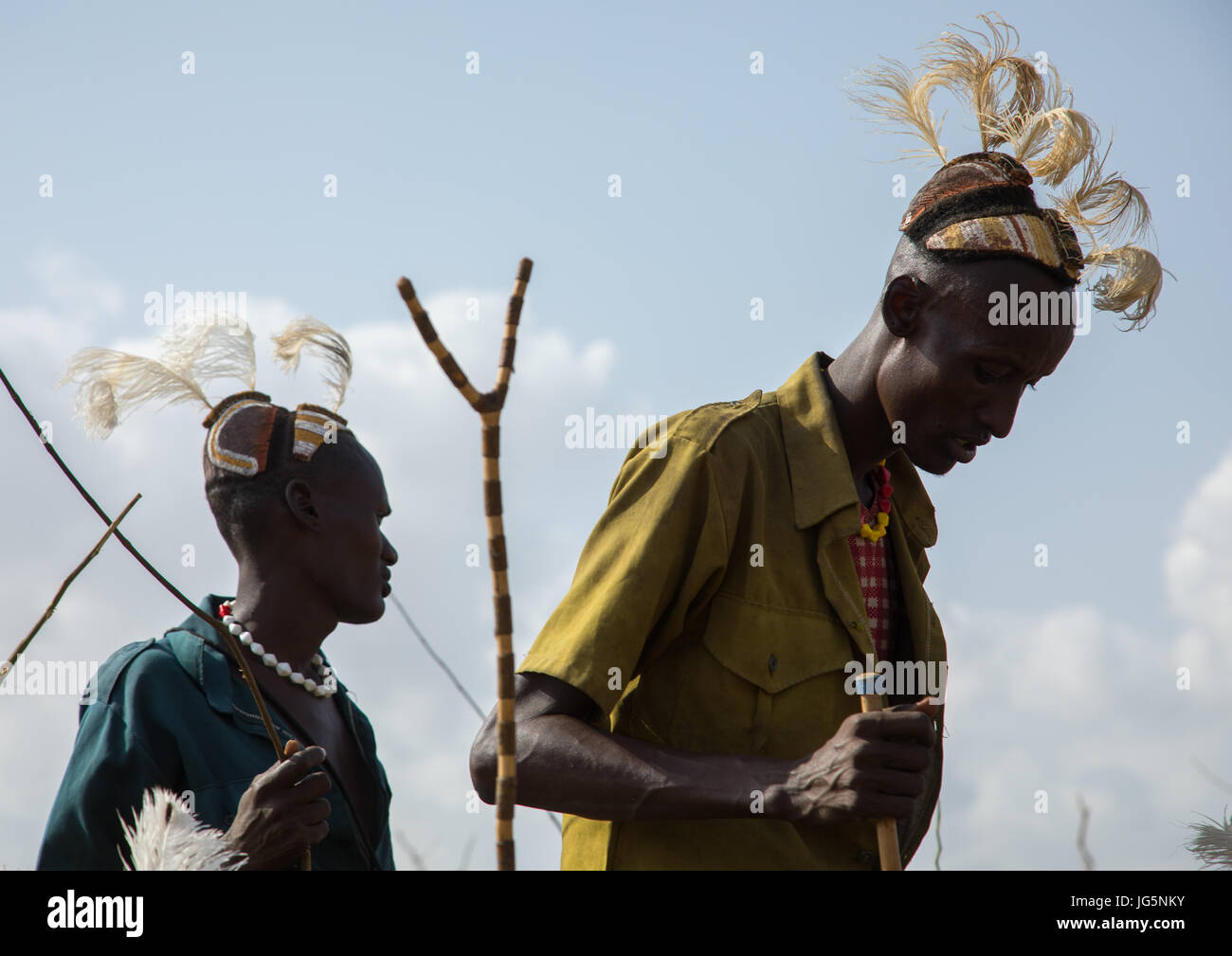 Stamm Krieger während der Zeremonie stolz Ochsen in den Dassanech Stamm, Turkana County, Omorate, Äthiopien Stockfoto