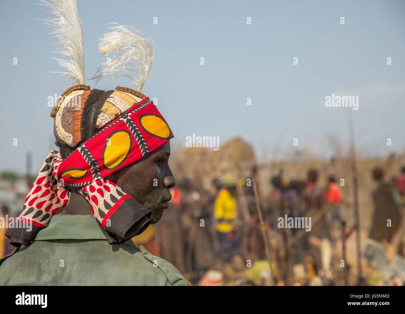 Krieger während der Zeremonie stolz Ochsen in Dassanech Stamm, Turkana County, Omorate, Äthiopien Stockfoto
