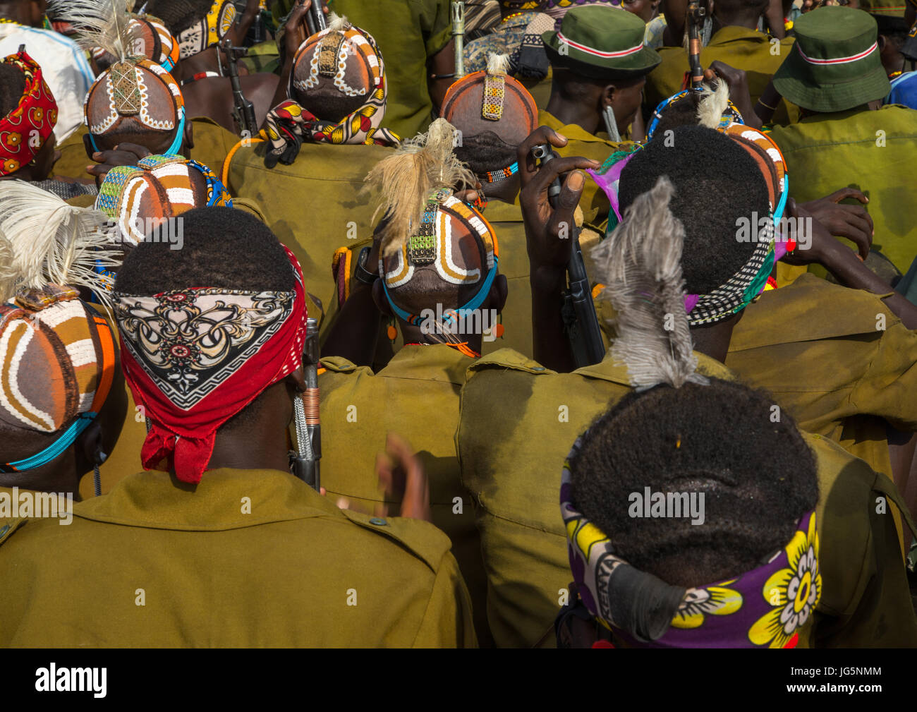 Stamm Krieger während der Zeremonie stolz Ochsen in den Dassanech Stamm, die darauf warten, das Kuh-Fleisch, Turkana County, Omorate, Äthiopien teilen Stockfoto