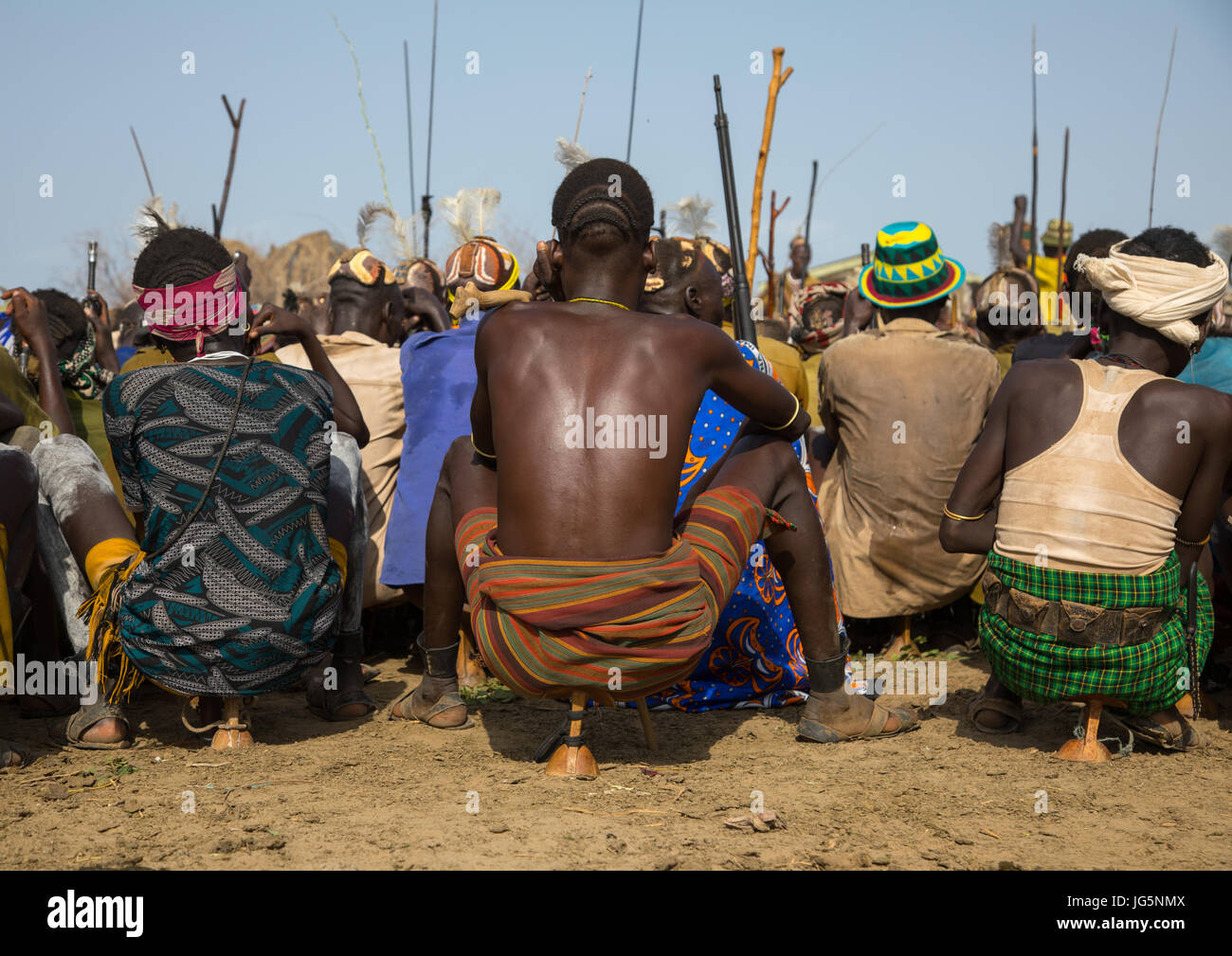 Stamm Krieger während der Zeremonie stolz Ochsen in den Dassanech Stamm, die darauf warten, das Kuh-Fleisch, Turkana County, Omorate, Äthiopien teilen Stockfoto